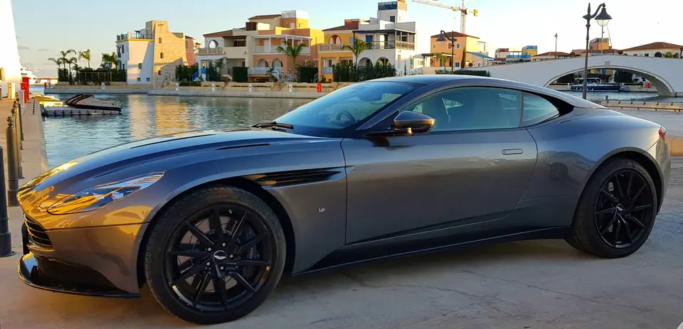 Aston Martin DB11 V12