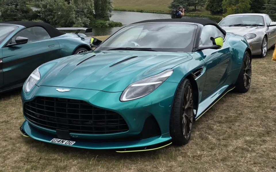 Aston Martin DB12 V8