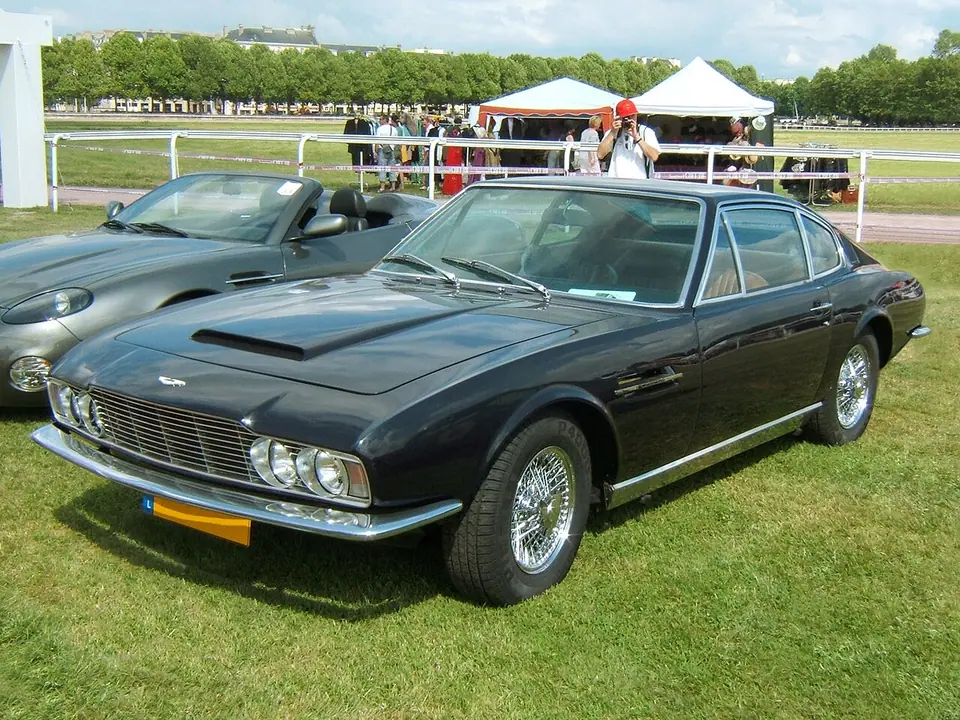 Aston Martin Dbs