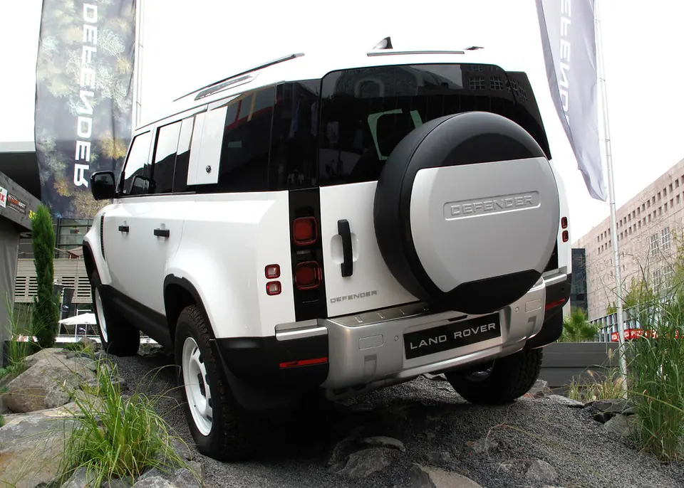 Land Rover Defender 110